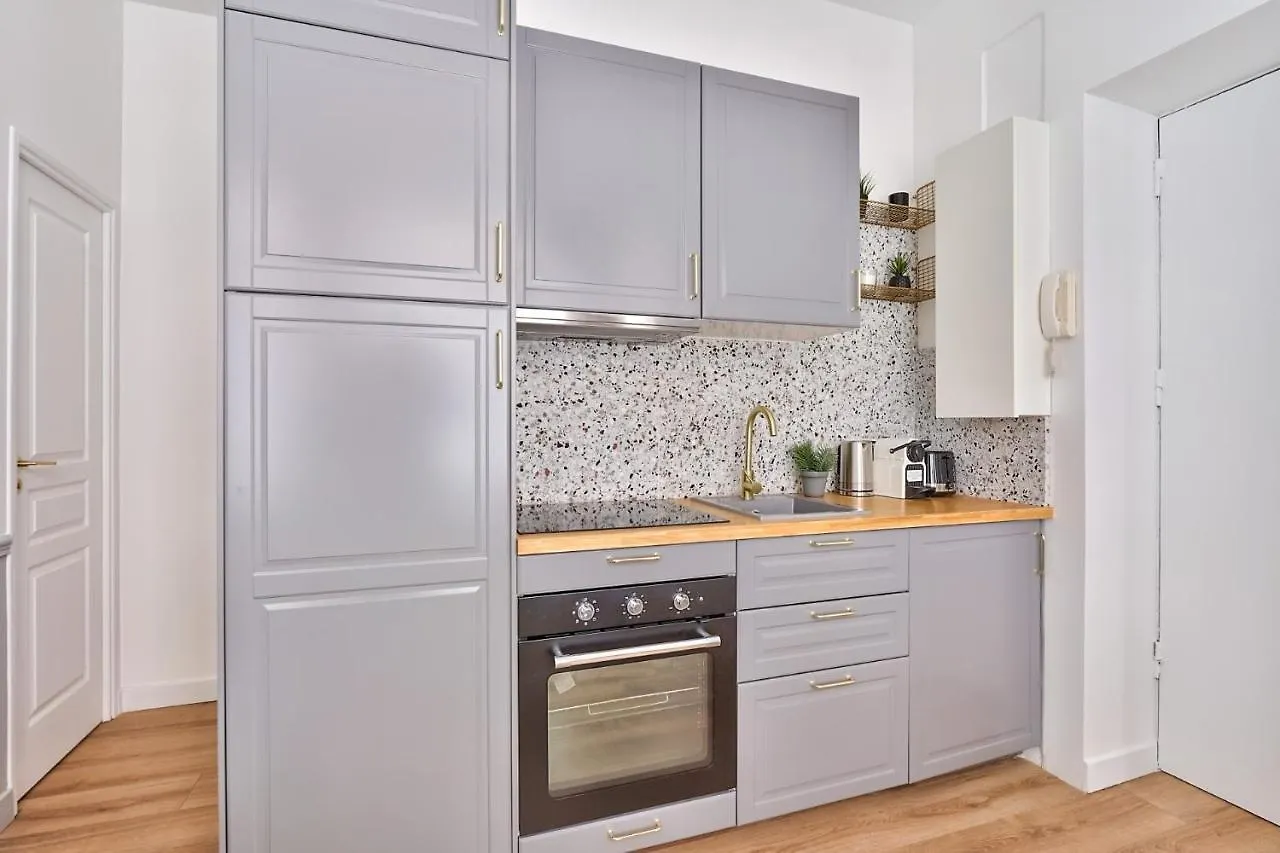 Apartment New ! Outstanding 2br & 1br In 15
